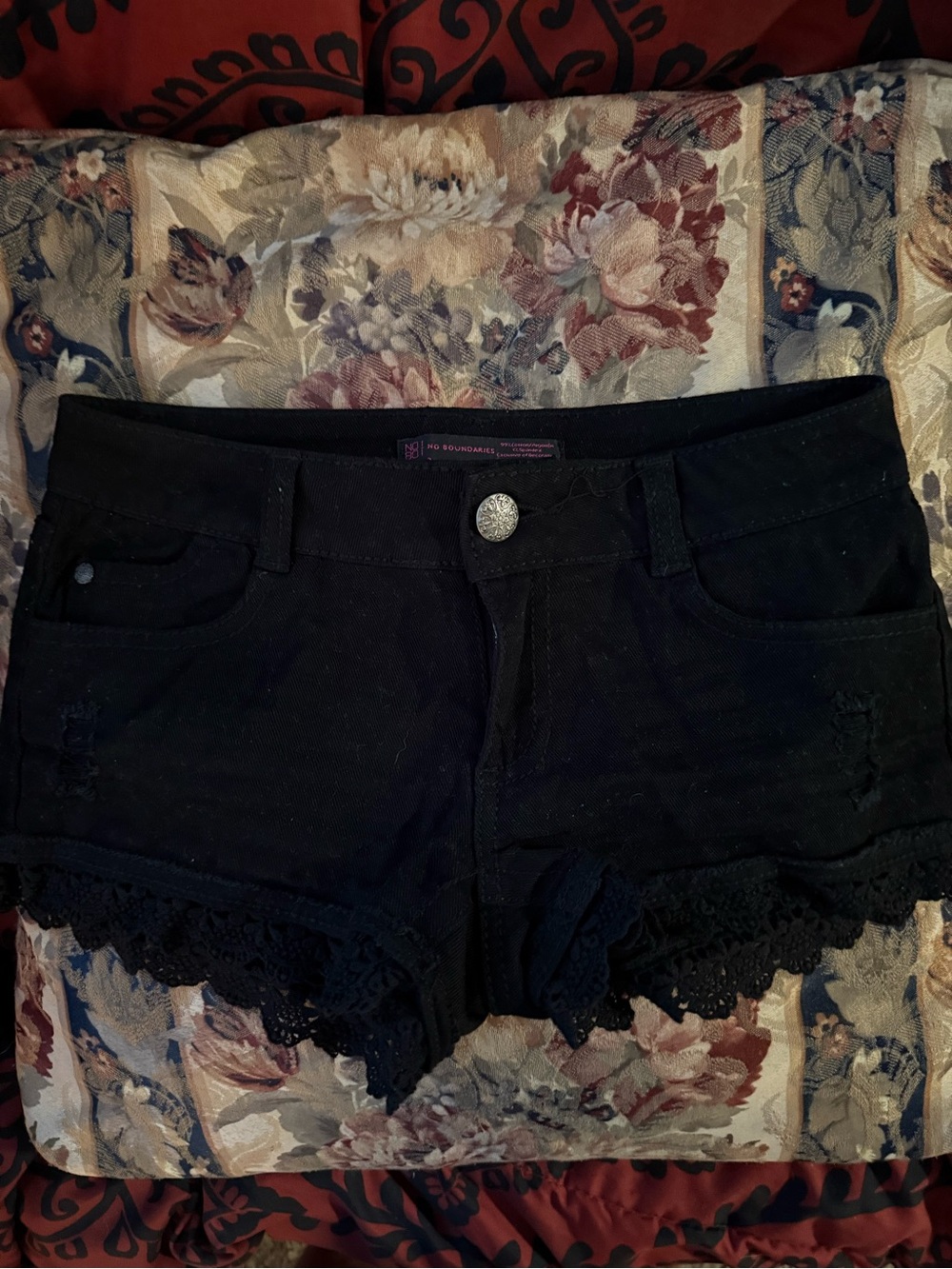 🏷️ADORABLE BLACK SHORTS W/Lace Detail on Bottoms